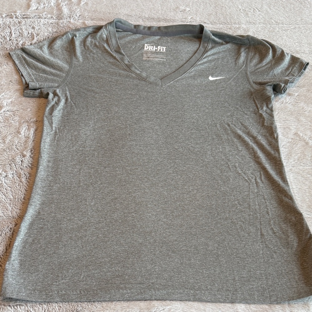 Nike Women's Short Sleeve Gray Tee Running Yoga Size Medium EUC